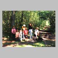 089-1033 Sanditten 1995 - Eine Gruppe heutiger Bewohner im ehemaligen Park vom Schloss Sanditten.jpg
